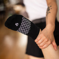 flow - organic combed cotton gripper socks